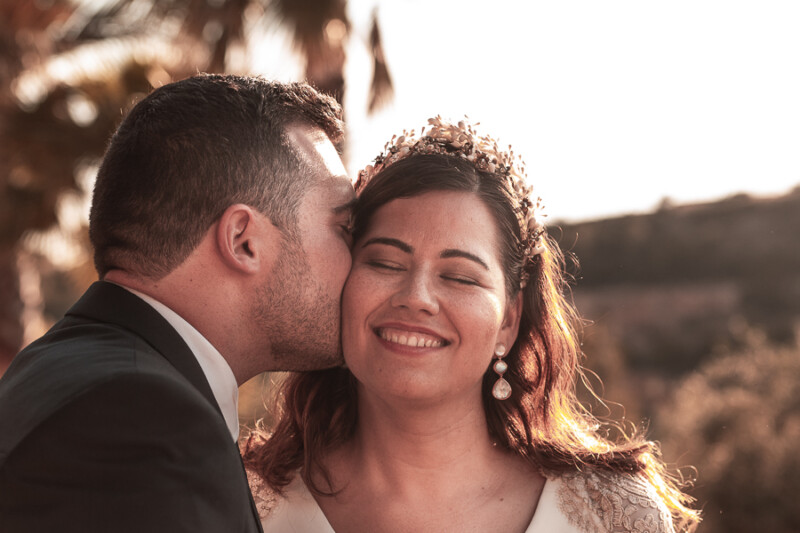 Estela x Víctor beso mejilla novios
